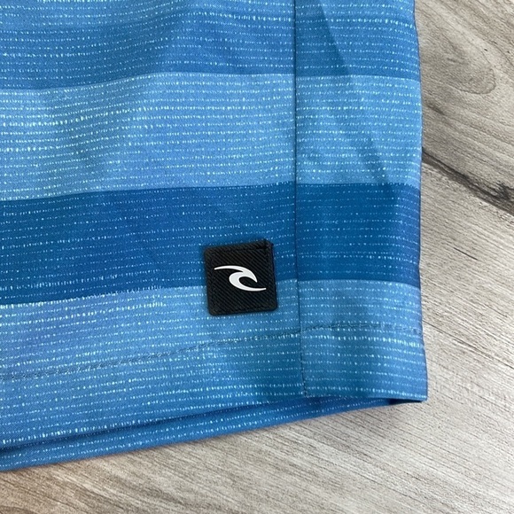 RIP CURL - RECLASSIFIED STRIPES SHORTS - Picture 6 of 11